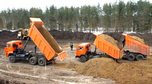 На картинке показана отсыпка камазами Отсыпка грунта